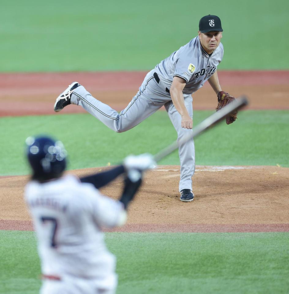 　一回、長岡を二塁ゴロに打ち取る田中将（撮影・西岡正）