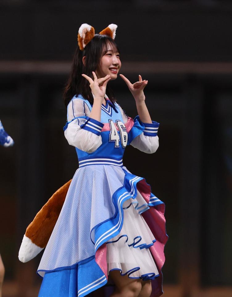 　きつねダンスを踊る日向坂４６・藤嶌果歩（撮影・中島達哉）