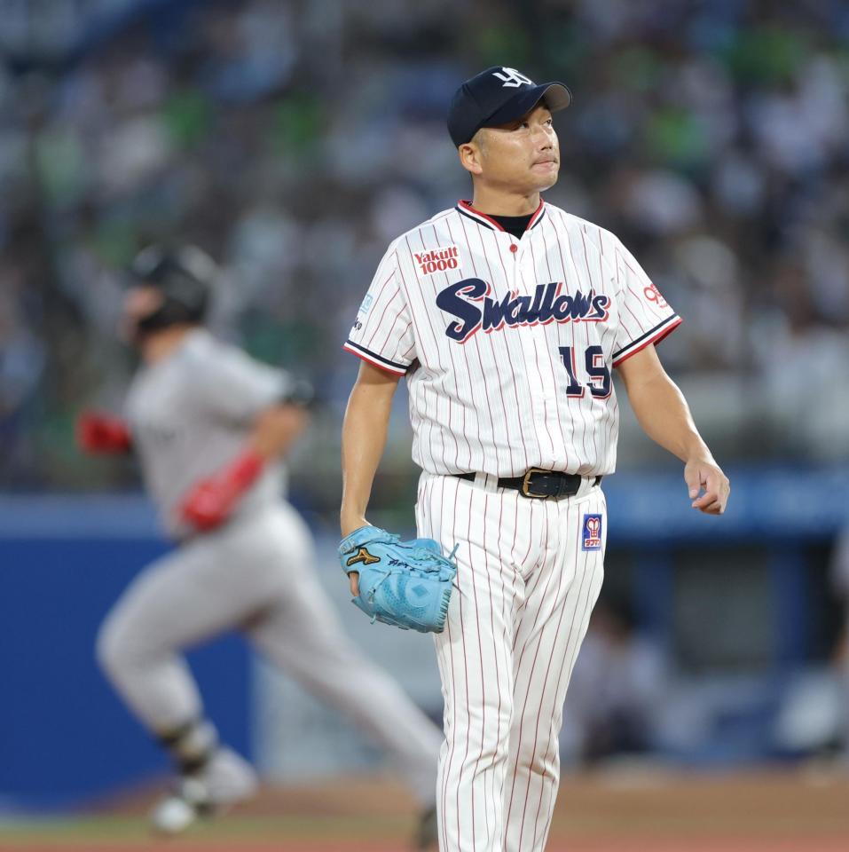 　２回、リチャード（右）に２ランを浴びる石川（撮影・西岡正）