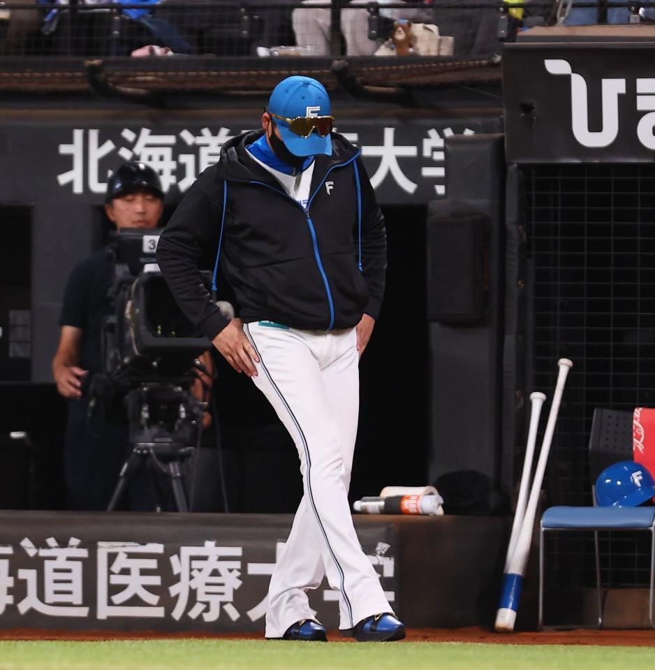　２回、肩を落としながらバーヘイゲンの交代を告げに向かう新庄監督（撮影・中島達哉）