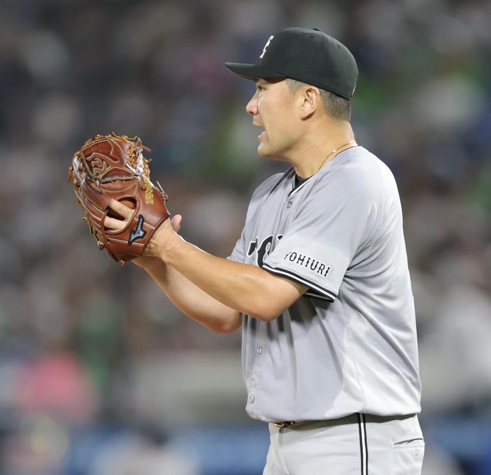 　４回を投げ終え、グラブをたたく田中将（撮影・西岡正）