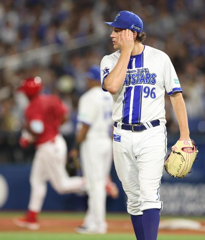 　４回、モンテロに先制２ランを浴び厳しい表情のバウアー（撮影・金田祐二）