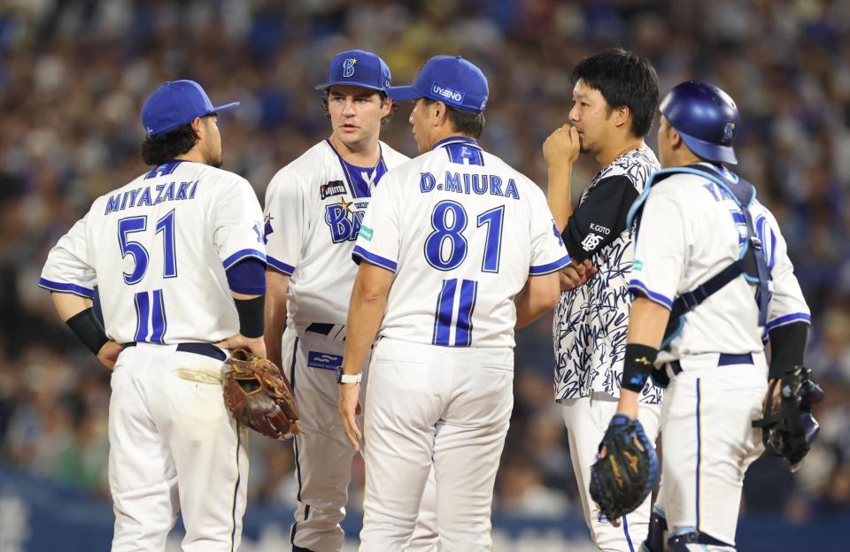 　７回、降板するバウアー。中央右は三浦監督（撮影・金田祐二）