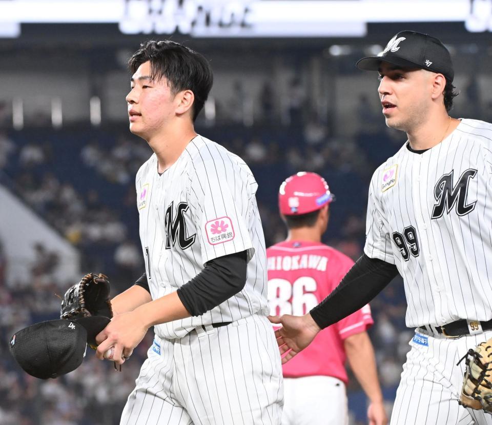 　５回を投げきりベンチに引き上げる吉川（左）＝撮影・持木克友