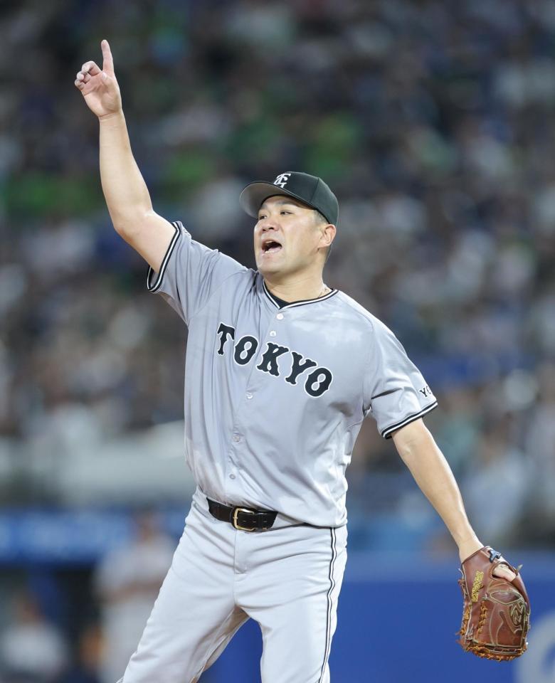 　２回、岩田の三飛を指さす田中将（撮影・西岡正）