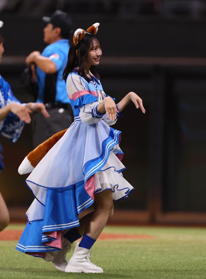 　きつねダンスを踊る日向坂４６・藤嶌果歩（撮影・中島達哉）