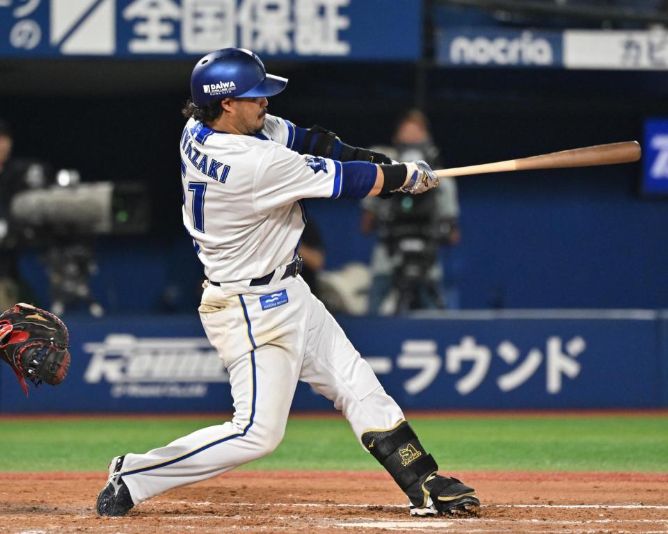 　７回、宮崎が左越えに２ランを放つ