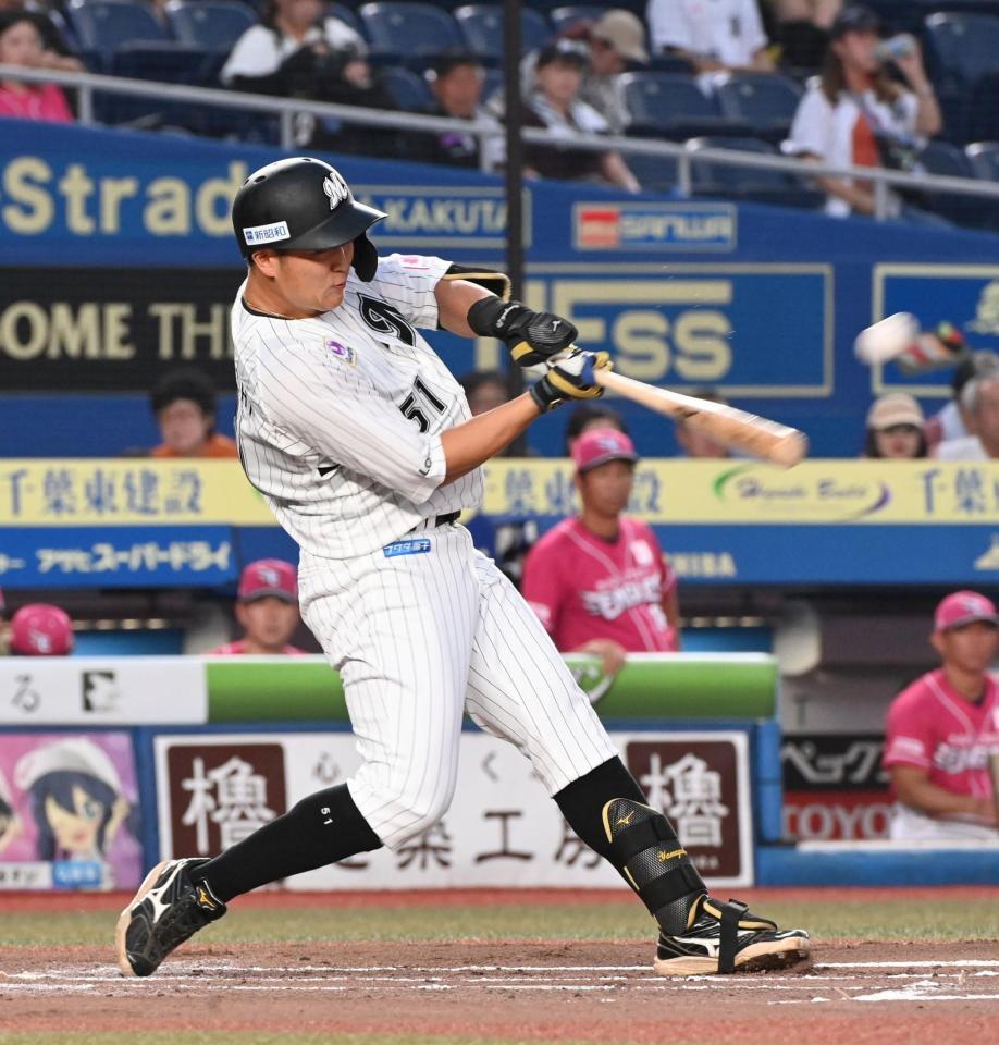 　１回、左越え２点本塁打を放つ山口（撮影・持木克友）