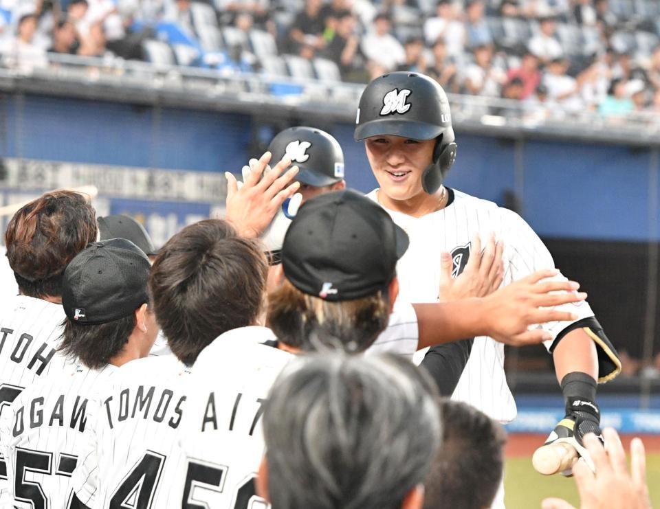 　１回、左越え２点本塁打を放ちナインに迎えられる山口（撮影・持木克友）