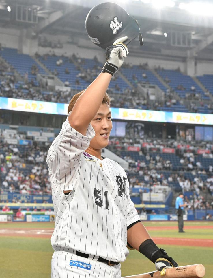 　１回、左越え２点本塁打を放ちスタンドの声援に応える山口（撮影・持木克友）