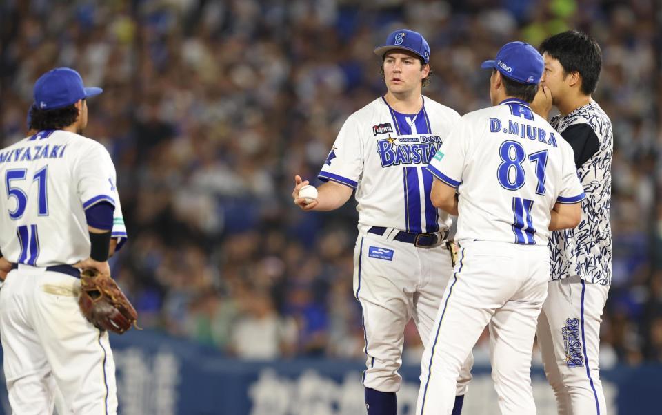 　降板するバウアー（撮影・金田祐二）