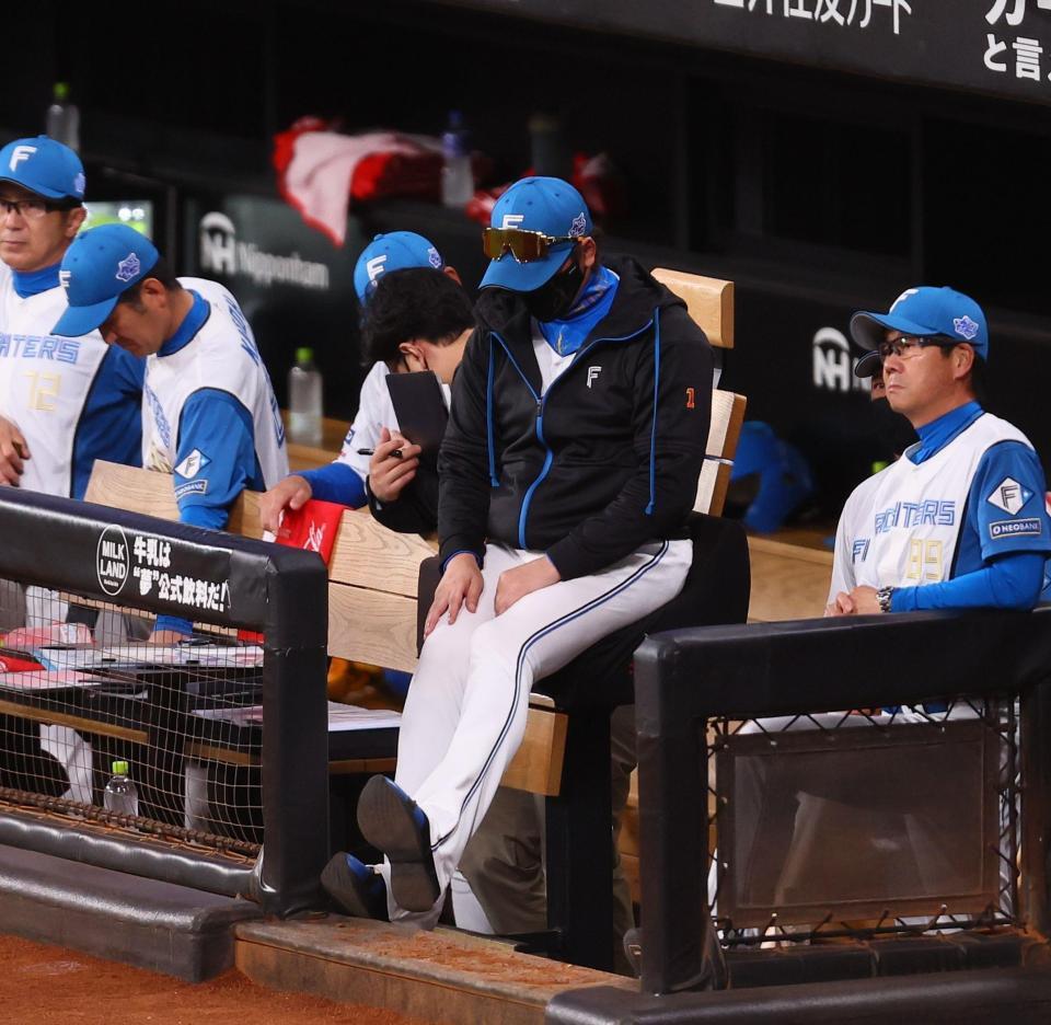 　５回、ベンチでうつむく新庄監督（中央）＝撮影・中島達哉