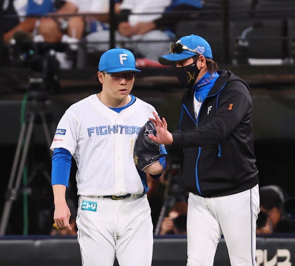 　３回が始まる前に生田目（左）に声を掛ける新庄監督（撮影・中島達哉）