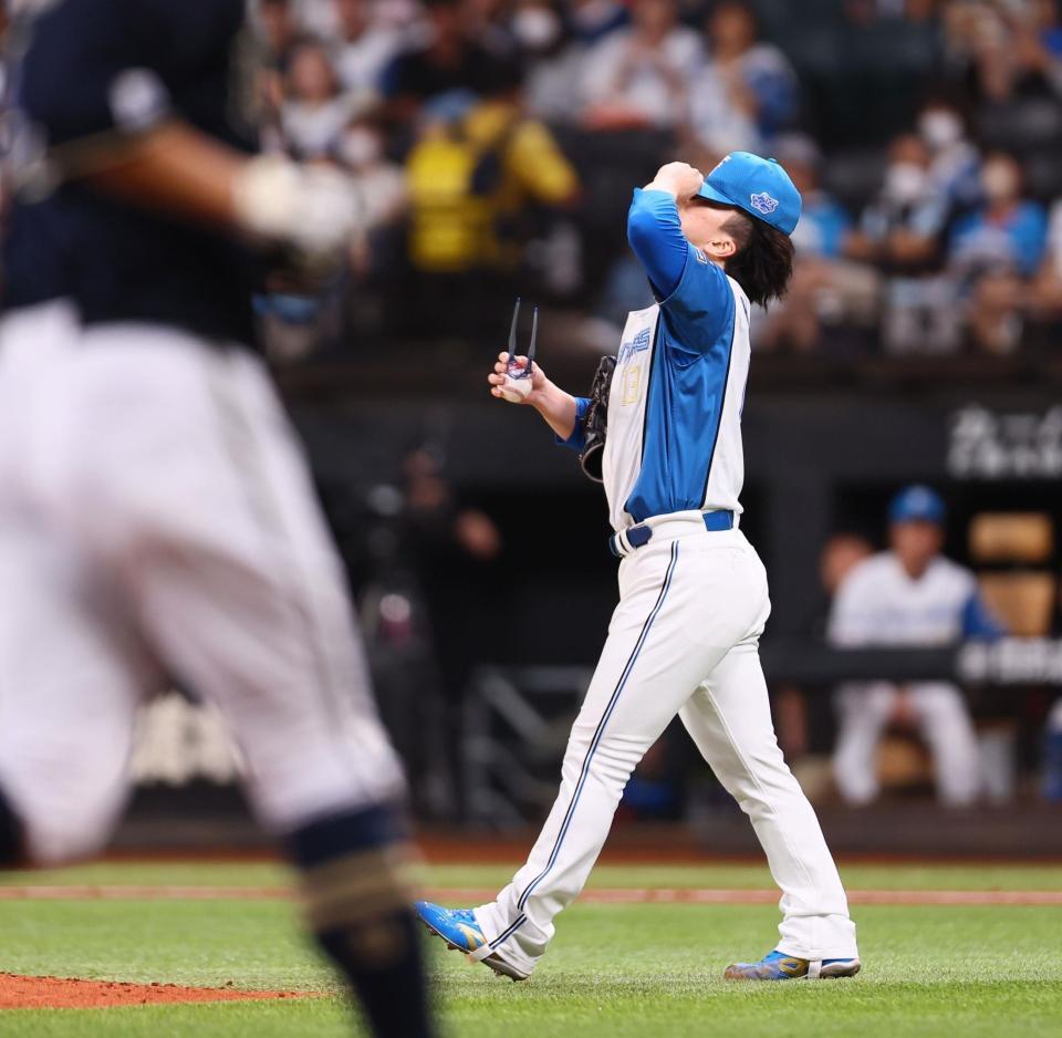 　２回途中から登板し、杉本（左）に２ランを浴びる生田目（撮影・中島達哉）