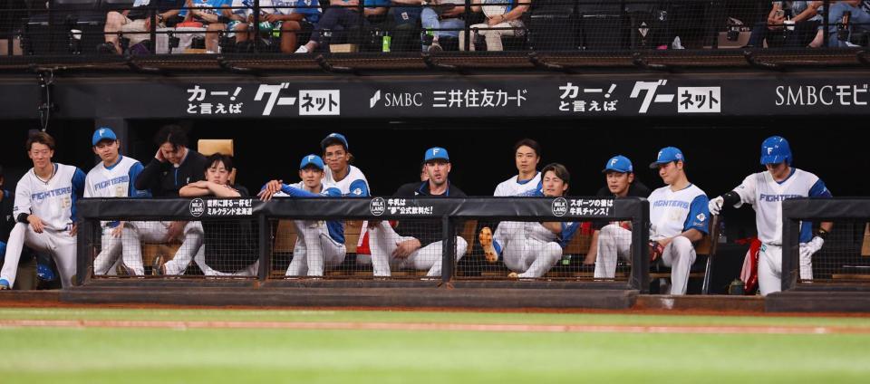 　９回、戦況を見つめる日本ハムナイン（撮影・中島達哉）