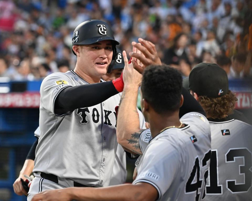 　２回、２ランを放ちナインとタッチを交わすリチャード