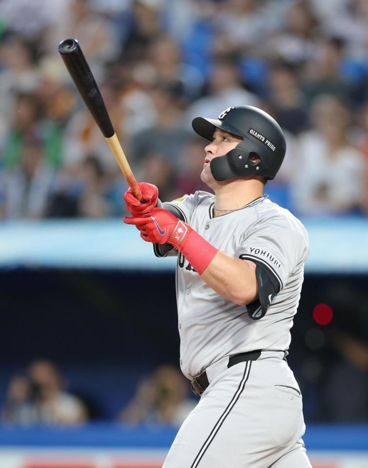 　２回、２ランを放つリチャード（撮影・西岡正）