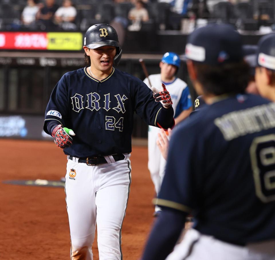 　５回、ソロを放ち、ナインに迎えられる紅林（撮影・中島達哉）