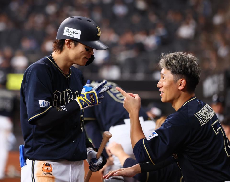 　５回、ソロを放ち、西川（右）に迎えられる中川（撮影・中島達哉）