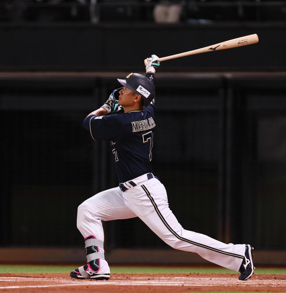 　２回、３ランを放つ西川（撮影・中島達哉）