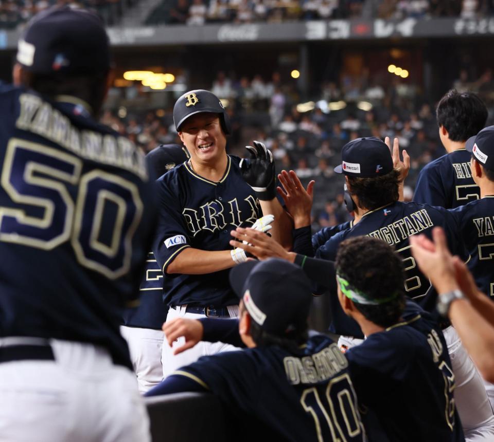 　２回、２ランを放ち、ナインに迎えられる杉本（中央）＝撮影・中島達哉