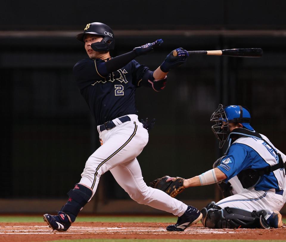 　２回、先制となる左前適時打を放つ若月（撮影・中島達哉）