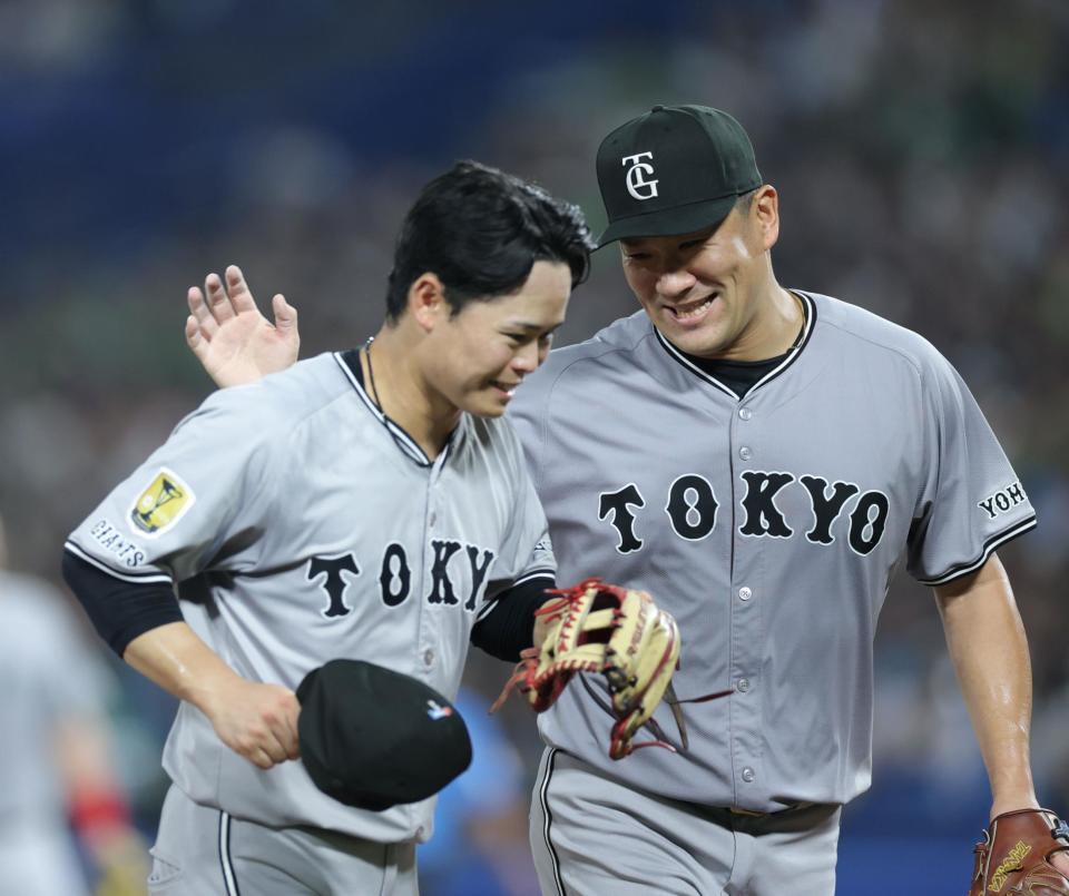 　５回、エラーした中山（左）と笑顔でタッチを交わす田中将（撮影・西岡正）