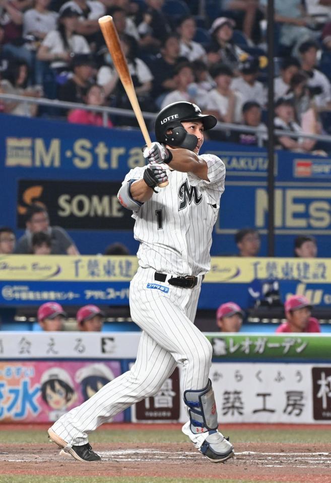 　８回、右越え本塁打を放つ藤原（撮影・持木克友）