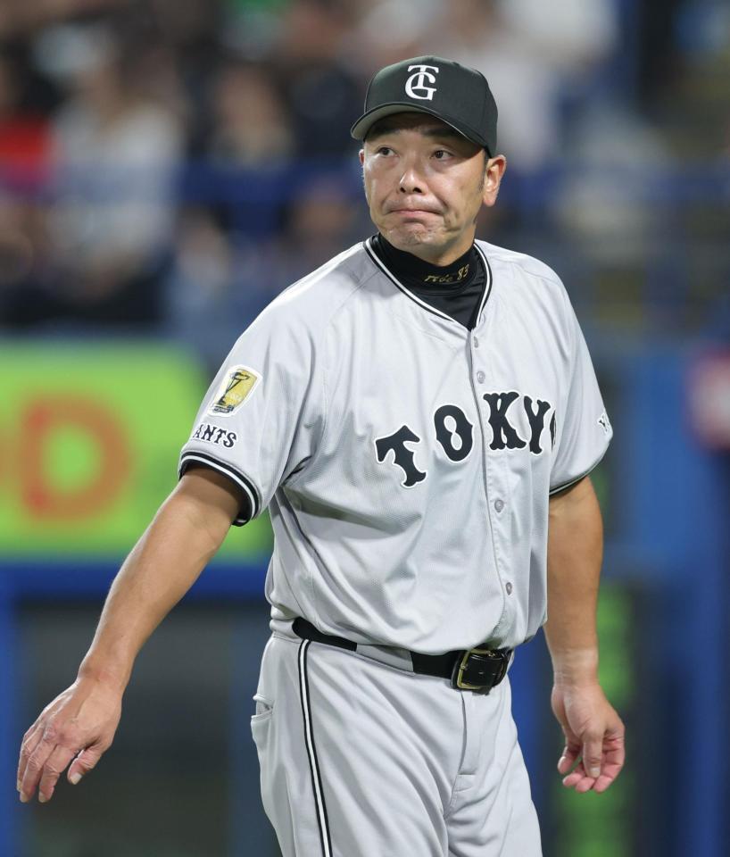 　６回、投手交代を告げる阿部監督（撮影・西岡正）