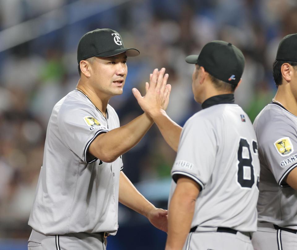 　日米通算１９９勝目を挙げ、阿部監督（右）とタッチを交わす田中将（撮影・西岡正）