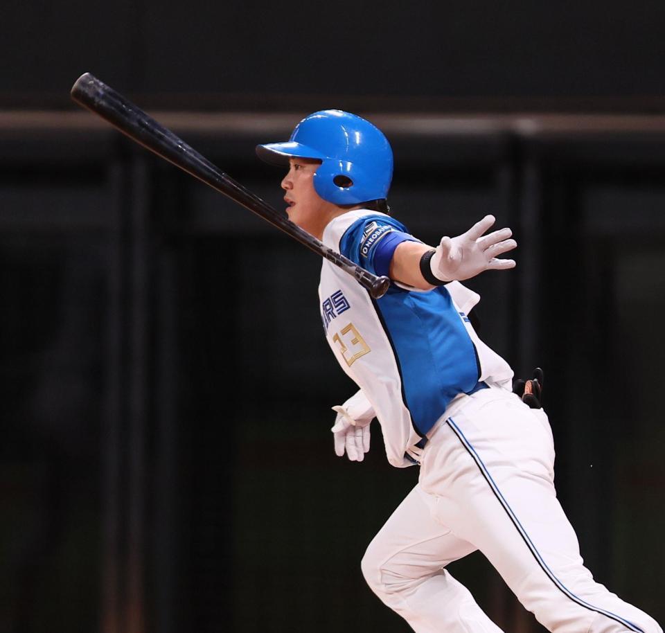 　７回、中前打を放つ伏見（撮影・中島達哉）