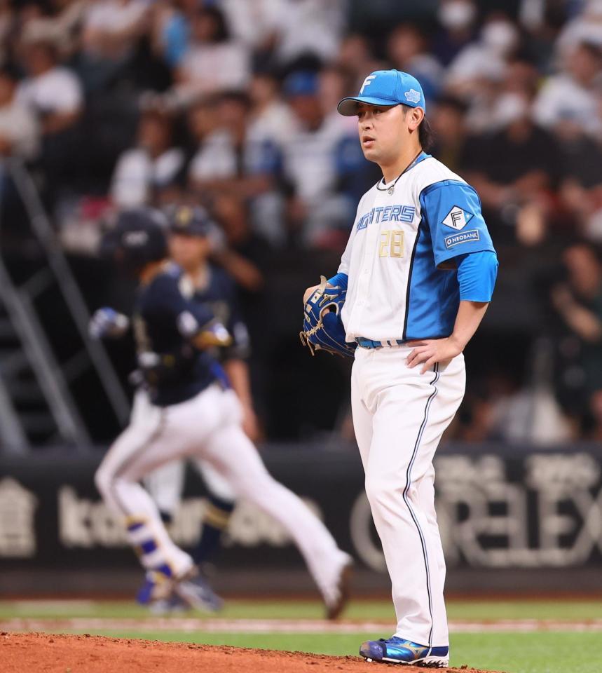 　５回、中川（左）にソロを浴びる河野（撮影・中島達哉）