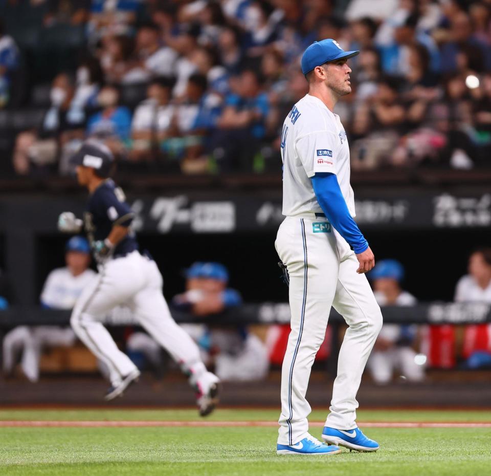 　２回、西川（左）に３ランを浴び、呆然とするバーヘイゲン（撮影・中島達哉）