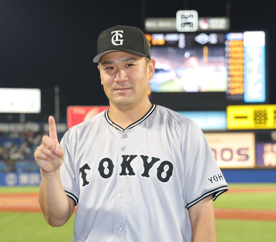 　日米通算２００勝まで残り「１」とし、ポーズを決める田中将（撮影・西岡正）