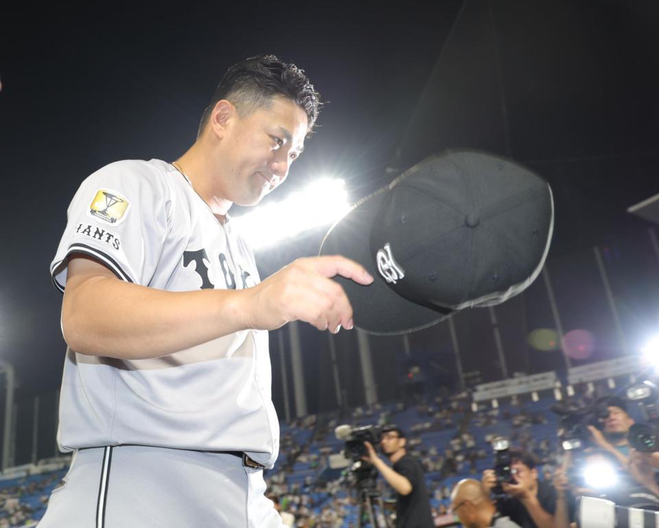 　ヒーローインタビューの後、一礼する田中将（撮影・西岡正）