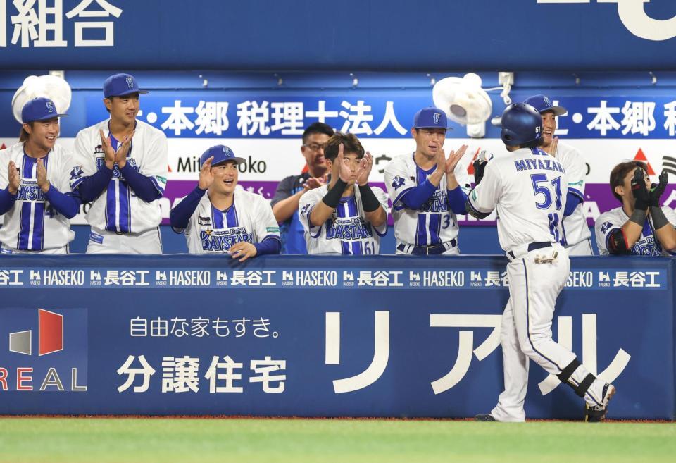 　７回、２ランを放った宮崎を迎えるＤｅＮＡナイン（撮影・金田祐二）