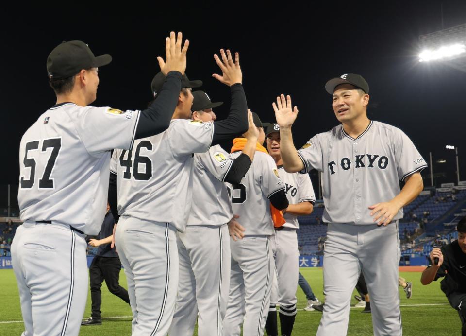 　ヒーローインタビューの後、投手陣と笑顔でタッチを交わす田中将（右）＝撮影・西岡正