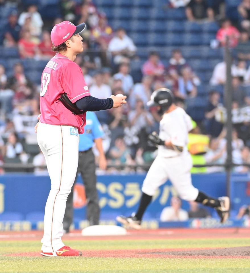 　１回、山口に左越え２点本塁打を打たれた滝中（撮影・持木克友）