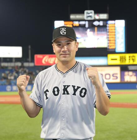 　ヒーローインタビューの後、ポーズを決める田中将（撮影・西岡正）