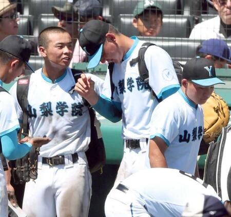 　沖縄尚学に敗れ、うつむく山梨学院・菰田（撮影・中田匡峻）