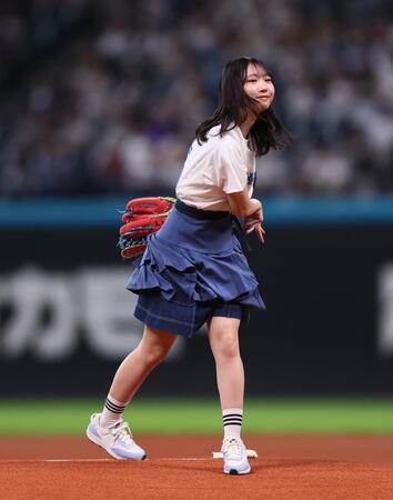 「マジか‥消える魔球やんけ」球場降臨の美女がみせた衝撃投球に反響　黒髪、スカートなびかせ見事ストライク「見たことない」「伊藤大海を彷彿」