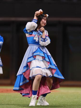 　きつねダンスを踊る日向坂４６・藤嶌果歩（撮影・中島達哉）