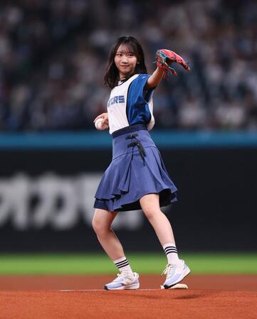 　ファーストピッチセレモニーで投球する日向坂４６・藤嶌果歩（撮影・中島達哉）