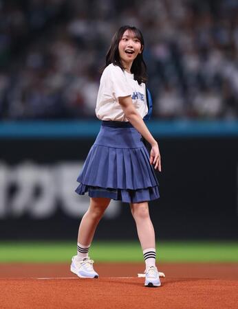 　ファーストピッチセレモニーで投球する日向坂４６・藤嶌果歩（撮影・中島達哉）