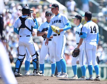 　１回、沖縄尚学・宜野座恵夢に同点の左前適時打を打たれた菰田陽生（中央）の元に集まる山梨学院ナイン（撮影・開出牧）