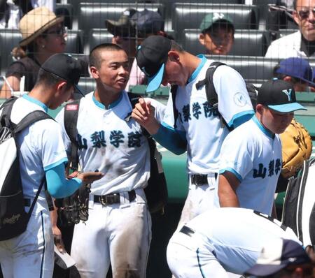 　沖縄尚学に敗れ、うつむく山梨学院・菰田陽生（撮影・中田匡峻）