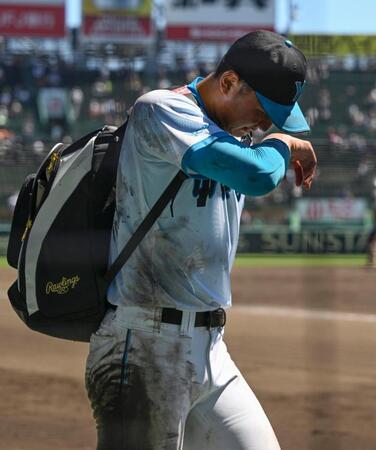 　沖縄尚学に敗れ、涙を拭って引き揚げる山梨学院・菰田