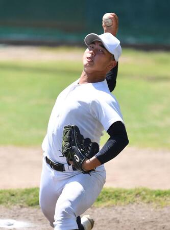 　ブルペンで軽めのピッチングをする日大三・近藤優樹（撮影・開出牧）