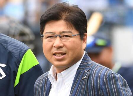 【写真】レフェリーかセコンドにしか見えない元ヤクルト監督　美女プロレスラーの隣でニッコリピース！