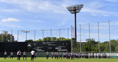 　アップをする沖縄尚学ナイン（撮影・中田匡峻）